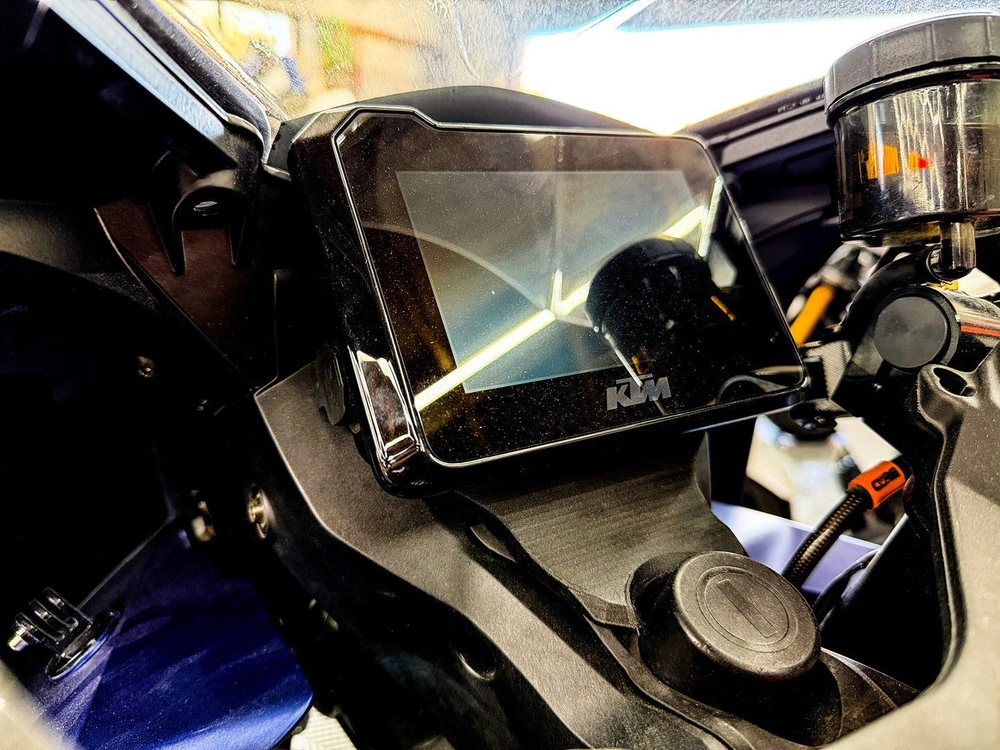 RC8 2020+ SDR 1290/1390 DASH MOUNT