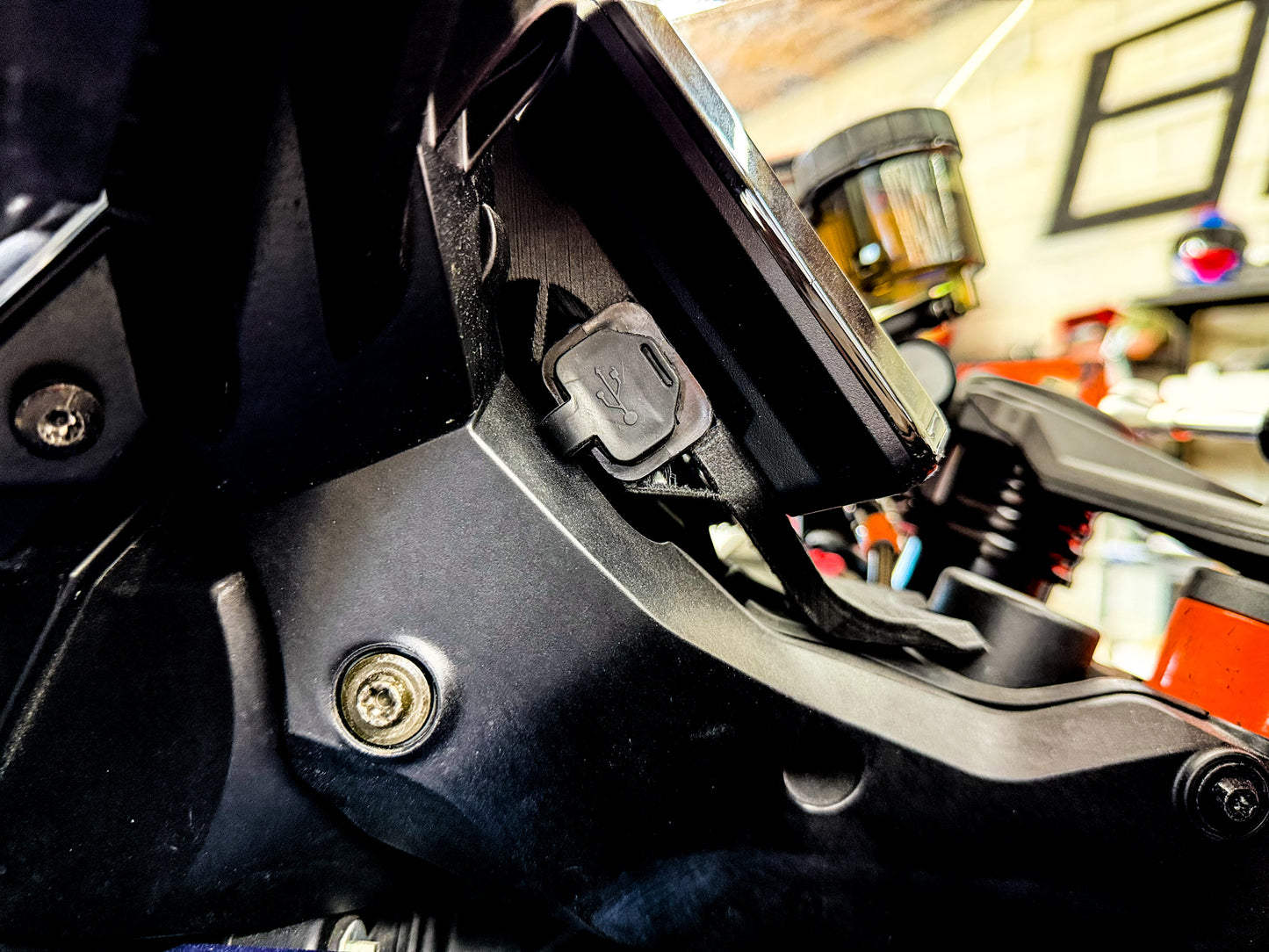 RC8 2020+ SDR 1290/1390 DASH MOUNT